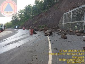 Jalan Baru Clongop Longsor Lagi, Lalu Lintas Dibuka-Tutup