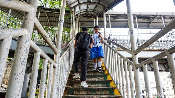 Minim Fasilitas, JPO Lenteng Agung Tak Ramah Disabilitas dan Lansia