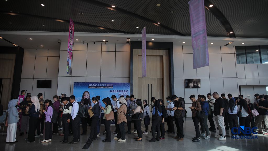 Para pencari kerja alias Jobseeker mencari info lowongan pekerja dalam aktivitas Mega Career Expo 2026 di Gedung SMESCO, Jakarta, Jumat (17/4/2026). (CNBC Indonesia/Faisal Rahman)