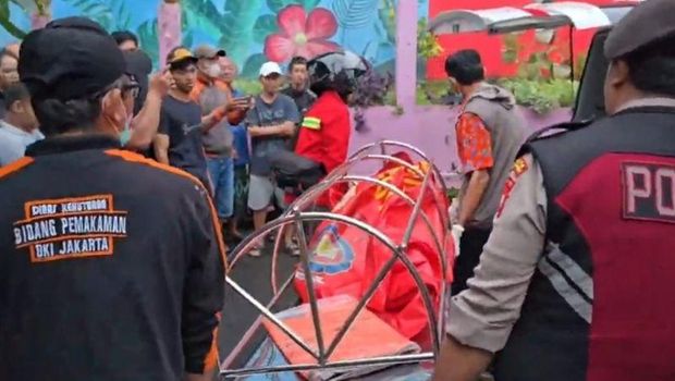 Petugas mengevakuasi korban tewas dalam kebakaran nan melanda rumah di Jalan Rambutan Timur VI, Tanjung Duren, Grogol Petamburan, Jakarta Barat, Jumat (17/4/2026) awal hari. (ANTARA/Risky Syukur).