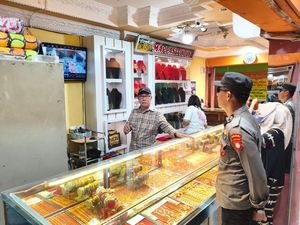 Wanita Terekam CCTV Curi Perhiasan Senilai Rp 52 Juta di Toko Emas Polman