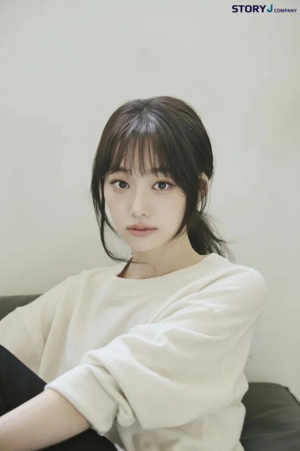 Potret Kang Mi Na dalam foto profil terbaru.