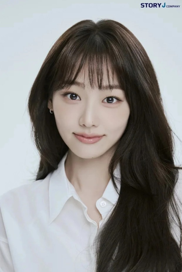 Potret Kang Mi Na memancarkan pesona elegan dalam foto profil terbaru bersama Story J Company.
