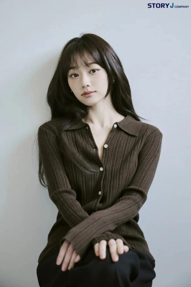 Kang Mi Na memancarkan beragam pesona dalam serangkaian foto profil terbaru. Hal ini seolah menyiratkan sang aktris yang akan terus terus mengeksplorasi bakatnya dalam berakting untuk menunjukkan lebih banyak sisi baru.