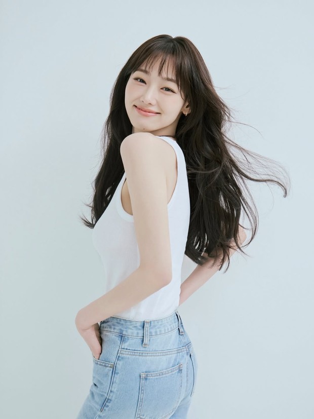 Kang Mi Na mengambil foto profil baru dalam rangka memperingati tahun debutnya yang menginjak 10 tahun.