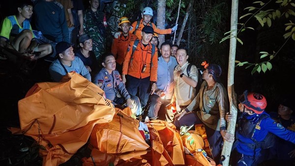 Proses evakuasi 8 jenazah korban helikopter jatuh di Sekadau.