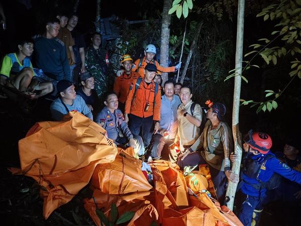 6,5 Jam Waktu Evakuasi 8 Korban Helikopter Jatuh di Sekadau