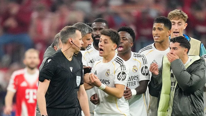 Real Madrid players protest to referee after the UEFA Champions League 2025/26 Quarter-Final Second Leg match between FC Bayern München and Real Madrid CF at Football Arena Munich on April 15, 2026 in Munich, Germany. (Photo by Jose Breton/Pics Acti