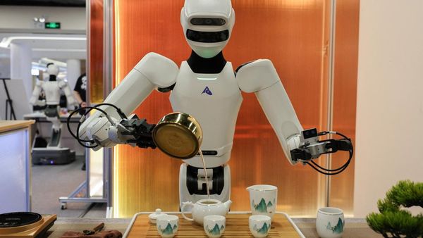 Robot-robot Humanoid Beraksi, Ada Penyaji Teh-Pengambil Barang