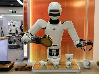 Robot-robot Humanoid Beraksi, Ada Penyaji Teh-Pengambil Barang