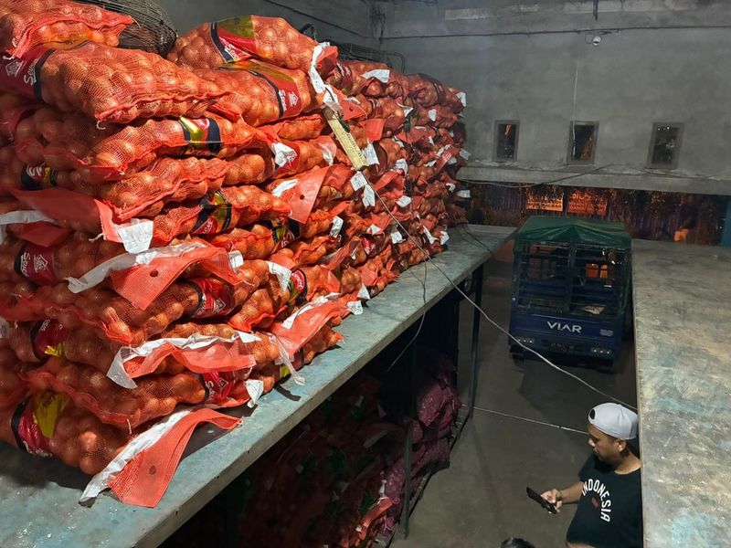 Satgas Gakkum Penyelundupan Dittipideksus Bareskrim Polri menyita 23,1 ton bawang dan cabe hasil impor terlarangan di Pontianak, Kalimantan Barat. (dok Polri)