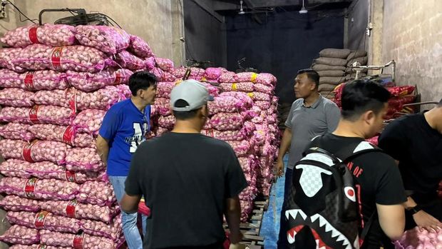 Satgas Gakkum Penyelundupan Dittipideksus Bareskrim Polri menyita 23,1 ton bawang dan cabe hasil impor terlarangan di Pontianak, Kalimantan Barat. (dok Polri)