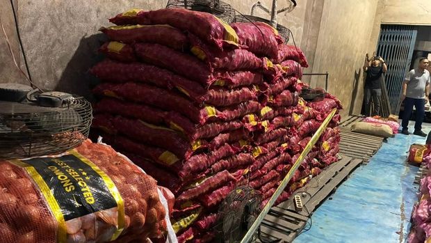 Satgas Gakkum Penyelundupan Dittipideksus Bareskrim Polri menyita 23,1 ton bawang dan cabe hasil impor terlarangan di Pontianak, Kalimantan Barat. (dok Polri)