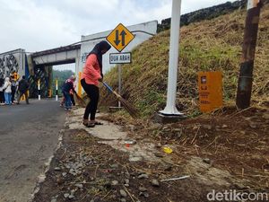 Warga Kompak Bersihkan Jembatan Cirahong Usai Viral Isu Pungli