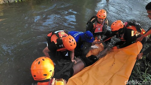 Foto jasad korban terpeleset di dam Panglan ditemukan tewas oleh tim SAR gabungan, Jumat (17/4/2026).
