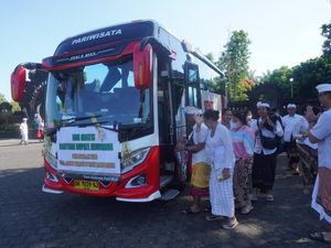 Bupati Jembrana Sediakan Bus Gratis untuk Pemedek ke Besakih-Batur