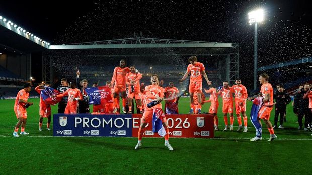 Coventry City merayakan promosi ke Premier League musim depan.