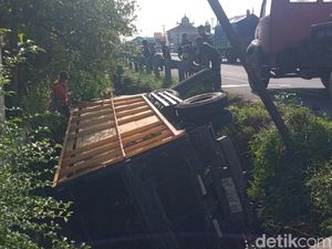 Mak Liyut, Truk Muatan Pasir Nyemplung Sungai di Jalan Jogja-Solo 