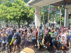 Drama War Tiket hingga Basah-Basahan! Songkran Diserbu Ribuan Pengunjung