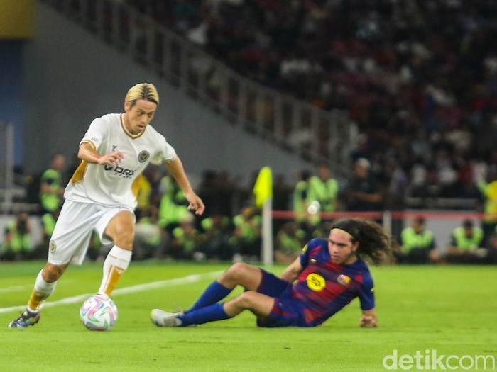 Pertandingan Barcelona Legends melawan DRX World Legends berlangsung di Stadion Utama Gelora Bung Karno, Jakarta, Sabtu (18/4/2026) malam.