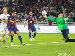Laga ini disambut antusias tinggi oleh publik yang memadati kawasan GBK sejak sore hari.