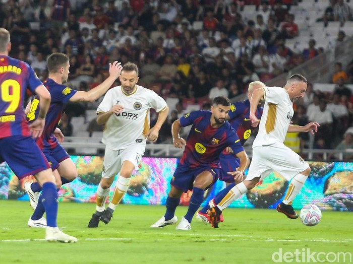 Pertandingan Barcelona Legends melawan DRX World Legends berlangsung di Stadion Utama Gelora Bung Karno, Jakarta, Sabtu (18/4/2026) malam.
