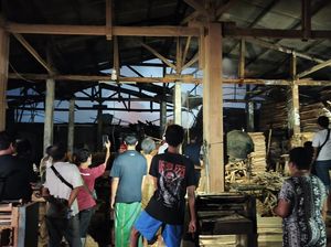 Kebakaran Hebat Gudang Kayu di Denpasar, Damkar Hilir Mudik Padamkan Api