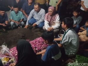 Diwarnai Isak Tangis, Jenazah Korban Heli PK-CFX Jatuh Asal Klaten Dimakamkan