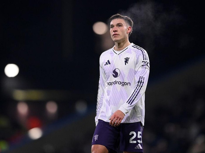 BURNLEY, ENGLAND - JANUARY 07: Manuel Ugarte of Manchester United during the Premier League match between Burnley and Manchester United at Turf Moor on January 07, 2026 in Burnley, England. (Photo by Ben Roberts - Danehouse/Getty Images)