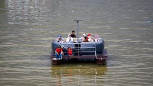 Kafe Perahu Jadi Daya Tarik Baru Muara Padang