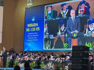 Hadiri Wisuda ITS, Mentrans Kenang Sosok Patriot Muda Abdul Rohid