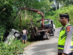 Mobil Pemedek Terperosok Saat Hendak Sembahyang ke Pura Besakih
