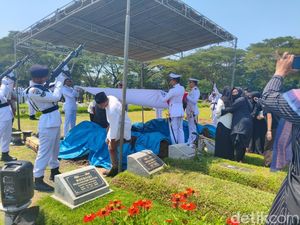 Duka Iringi Pemakaman Pilot Helikopter PK-CFX di Sidoarjo