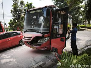 Trans Jateng Terbakar di Jalan S Parman Semarang