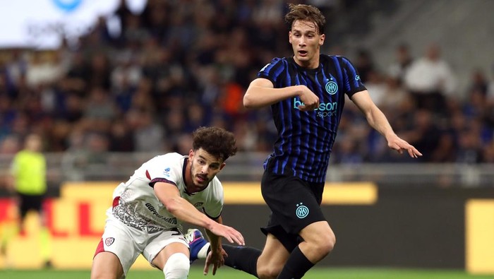 MILAN, ITALY - APRIL 17: Ze Pedro of Cagliari is challenged by Francesco Pio Esposito of FC Internazionale Milano during the Serie A match between FC Internazionale and Cagliari Calcio at Giuseppe Meazza Stadium on April 17, 2026 in Milan, Italy. (Ph