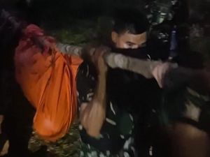 Momen 6,5 Jam Ratusan Prajurit TNI Evakuasi 8 Korban Heli Jatuh di Kalbar