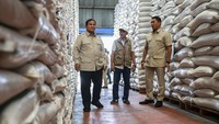Prabowo Sidak Gudang Bulog di Magelang, Pastikan Stok Beras Aman