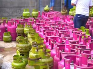 Polisi Gerebek 2 Lokasi Pengoplosan LPG di Bogor, Sita Ratusan Tabung