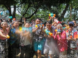 Serunya Warga Main Basah-basahan Songkran di Kedubes Thailand