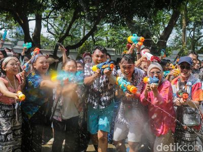 Serunya Warga Main Basah-basahan Songkran di Kedubes Thailand