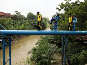 Siswa di Medan Nekat Lewati Pipa Air untuk ke Sekolah
