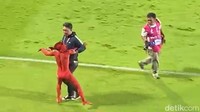 Suporter Masuk Datangi Wasit Usai PSM Dipecundangi Borneo FC di Stadion GBH
