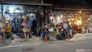 Toko Antik Jalan Patmosusastro, Bertahan di Tengah Gempuran Zaman