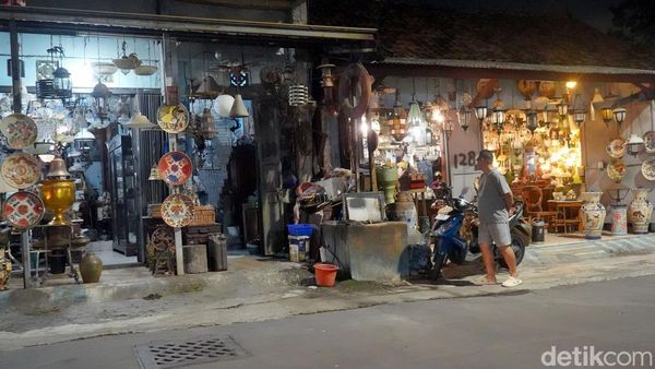 Toko Antik Jalan Patmosusastro, Bertahan di Tengah Gempuran Zaman