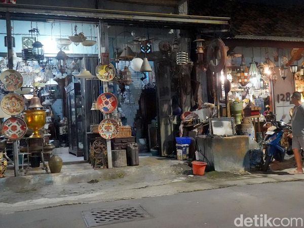 Toko Antik Jalan Patmosusastro, Bertahan di Tengah Gempuran Zaman