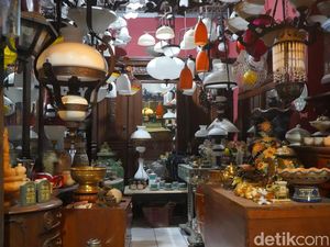 Tergerus Zaman, Toko Barang Antik di Patmosusastro Surabaya Tetap Bertahan