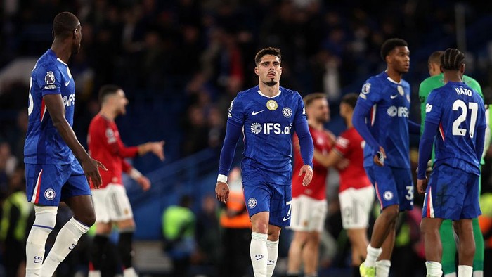 LONDON, ENGLAND - APRIL 18: Pedro Neto of Chelsea looks dejected after the teams defeat following the Premier League match between Chelsea and Manchester United at Stamford Bridge on April 18, 2026 in London, United Kingdom. (Photo by Izzy Poles - AM