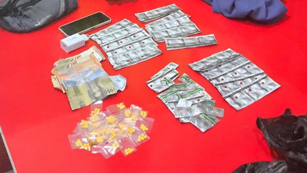 Polisi menangkap tiga orang diduga pengedar obat keras terlarangan di Citereup, Kabupaten Bogor, Jawa Barat. Sebanyak 256 butir tramadol, eximer dan thrirex disita.