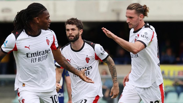 Soccer Football - Serie A - Hellas Verona v AC Milan - Stadio Marcantonio Bentegodi, Verona, Italy - April 19, 2026 AC Milans Adrien Rabiot celebrates scoring their first goal with Christian Pulisic and Rafael Leao REUTERS/Ciro De Luca