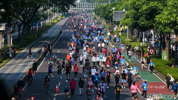 Akhir Pekan Cerah, Warga Ramaikan CFD Jakarta